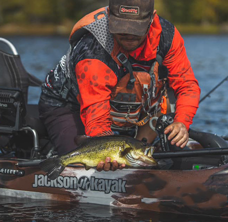 angler with a fish on the coosa fd jackson kayak